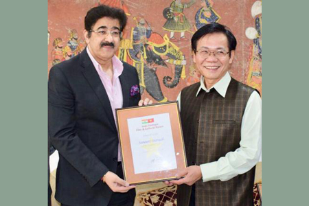 Sandeep Marwah Presented With Chair for Indo Vietnam Relations