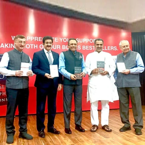 Sandeep Marwah Congratulated Vipul Maheshwari as Writer of Best Sellers