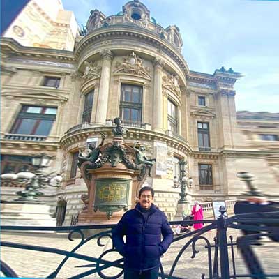 Sandeep Marwah Learning Tourism Lessons at Paris